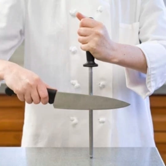 Kako naostrimo nože z uporabo brusilne palice (štrajher)?