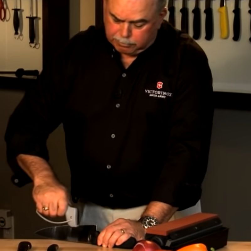 Kako si doma hitro in učinkovito nabrusiti precej tope nože?